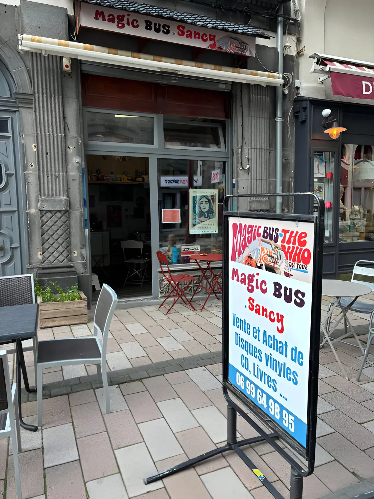 Devanture de Magic Bus Sancy rue Ramond et sa pancarte « Vente et Achat de disques vinyles, CD, Livres »